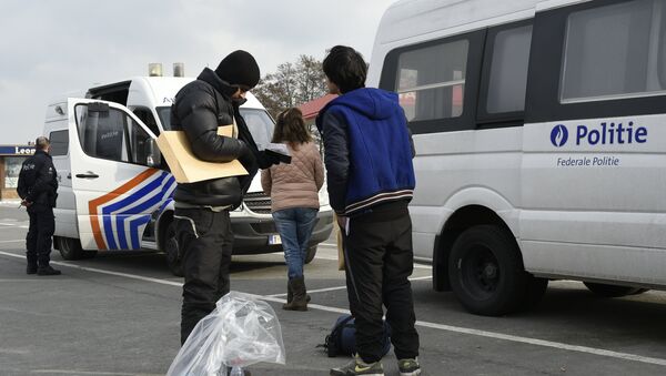 Migrants, who were arrested earlier in Belgium, are released by Belgian police officers near the Belgian-French border in Adinkerke. - Sputnik International