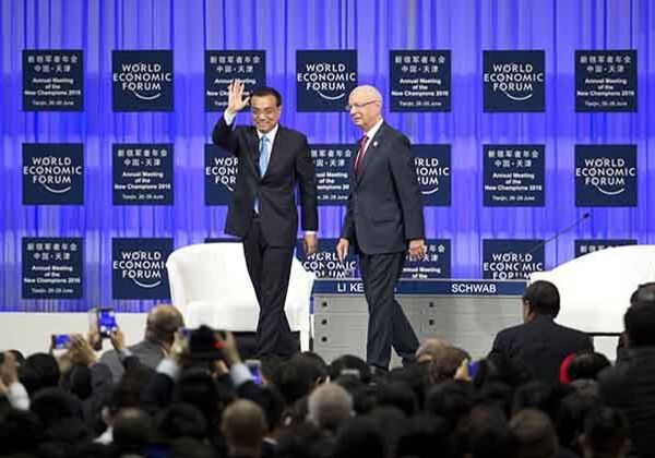 Premier Li Keqiang waves his hand to the audience right before delivering a keynote speech at the opening of the annual Meeting of the New Champions in Tianjin - Sputnik International