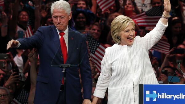 Former President Bill Clinton stands on stage with his wife, Democratic presidential candidate Hillary Clinton. - Sputnik International