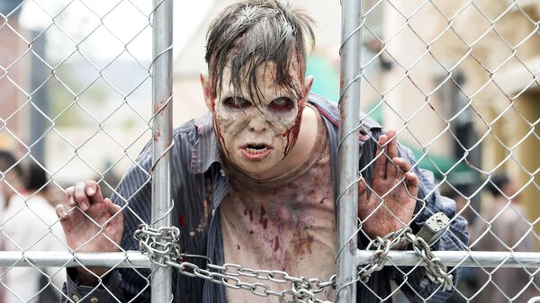 Мужчина в костюме зомби у ограды Universal Studios Hollywood в Калифорнии - Sputnik International
