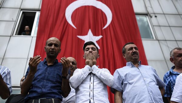People attend the funeral ceremony of taxi driver Mustafa Biyikli who was killed in the June 28, 2016 airport attack, on June 29, 2016 in Istanbul, a day after a suicide bombing and gun attack targeted Istanbul's airport, killing at least 41 people. - Sputnik International