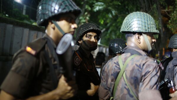 Bangladeshi security personnel stand guard near a restaurant that has reportedly been attacked by unidentified gunmen in Dhaka, Bangladesh - Sputnik International