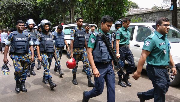 Security personnel are seen near the Holey Artisan restaurant hostage site, in Dhaka, Bangladesh, July 2, 2016. - Sputnik International