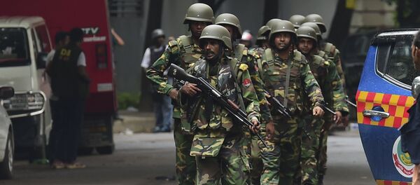 Bangladeshi army soldiers patrol a street during a rescue operation as gunmen take position in a restaurant in the Dhaka’s high-security diplomatic district on July 2, 2016 - Sputnik International