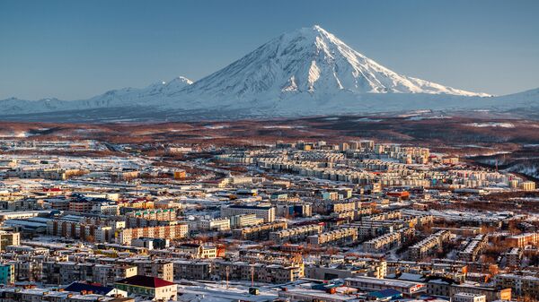 Petropavlovsk-Kamchatsky cityscape and Koryaksky volcano at sunrise. Far East, Russia - Sputnik International