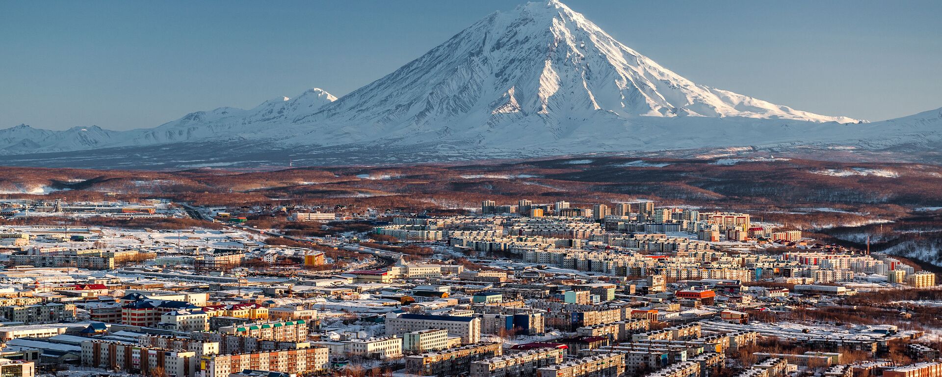 Petropavlovsk-Kamchatsky cityscape and Koryaksky volcano at sunrise. Far East, Russia - Sputnik International, 1920, 05.09.2025