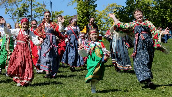Ladushki dance company perform during a festival marking the 700th birthday of St. Sergiy of Radonezh - Sputnik International