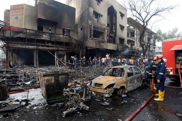 People gather at the site of a suicide car bomb in the Karrada shopping area, in Baghdad, Iraq July 3, 2016. - Sputnik International