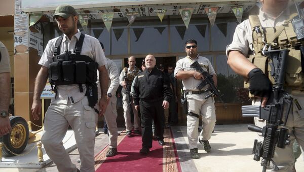 Iraq Prime Minister Haider al-Abadi, center, surrounded by his guards (File) - Sputnik International