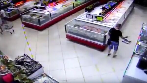 Fish Jumps Right Into Mans Grocery Basket - Sputnik International