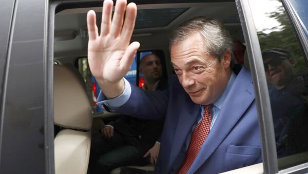 Nigel Farage, the former leader of the United Kingdom Independence Party (UKIP) waves as he leaves following the EU referendum vote, in central London, Britain June 24, 2016. - Sputnik International