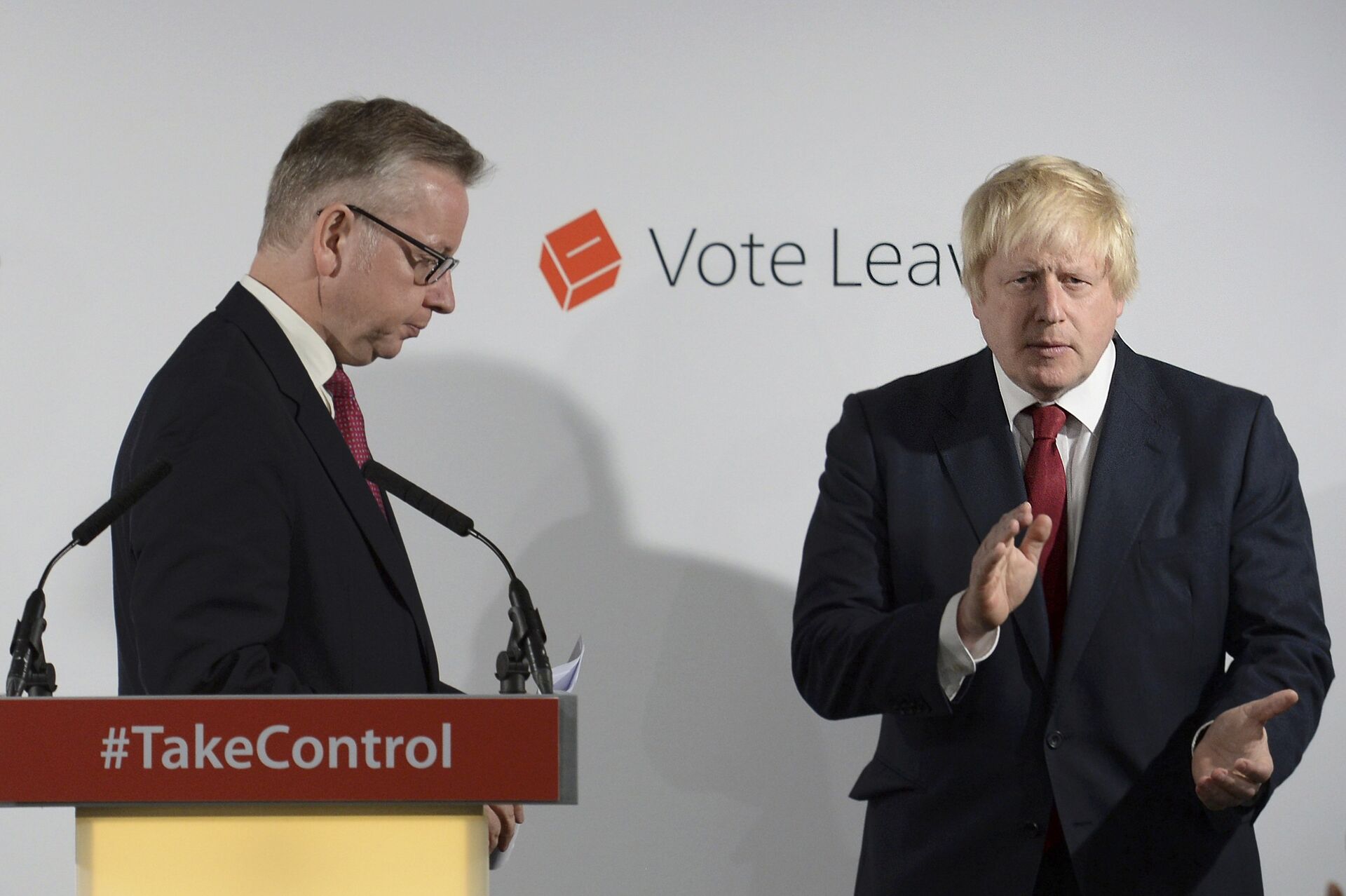 Britain's Justice Secretary Michael Gove (L) finishes speaking as Vote Leave campaign leader Boris Johnson applauds at the group's headquarters in London, Britain June 24, 2016. - Sputnik International, 1920, 26.12.2021