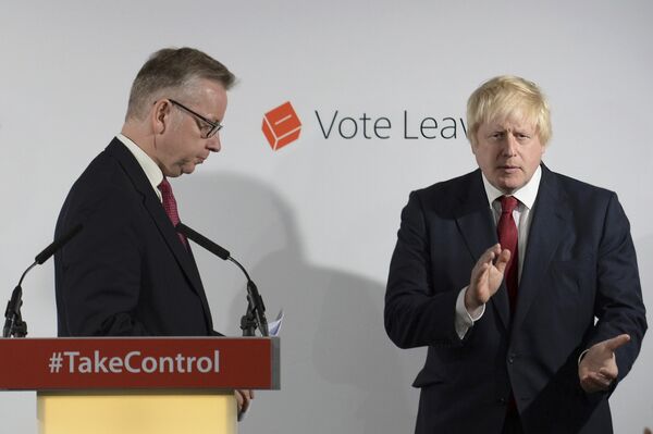 Britain's Justice Secretary Michael Gove (L) finishes speaking as Vote Leave campaign leader Boris Johnson applauds at the group's headquarters in London, Britain June 24, 2016. - Sputnik International