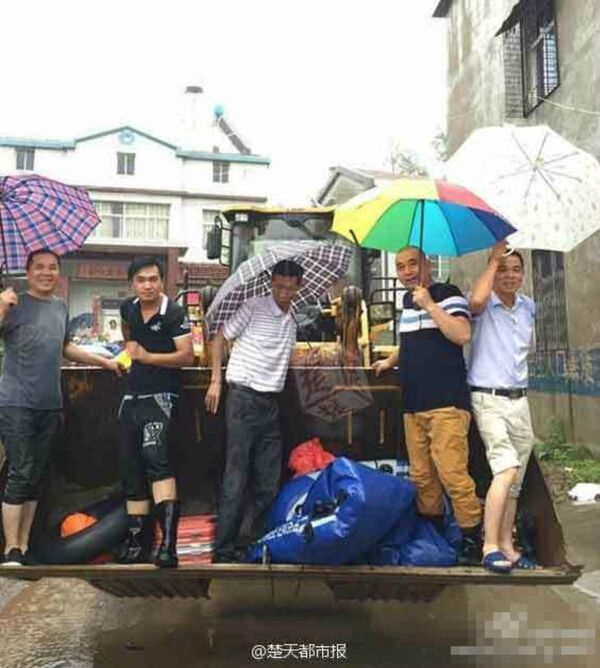 The groom meets his bride on an inflatable boat - Sputnik International