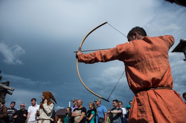 Swords and Shields Clash at Huge Medieval Reenactment Festival in Russia - Sputnik International