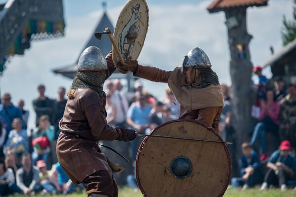 Swords and Shields Clash at Huge Medieval Reenactment Festival in Russia - Sputnik International