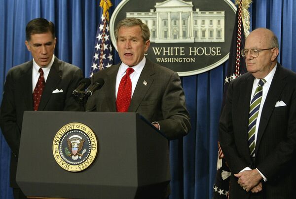 President George W. Bush (C) names Democratic former senator Chuck Robb (L) and former judge Laurence Silberman (R) as co-chairs of an independent commission to examine pre-war intelligence on Iraq's weapons of mass destruction. February 6, 2004, Washington, DC. - Sputnik International