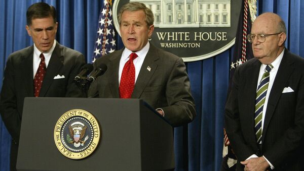 President George W. Bush (C) names Democratic former senator Chuck Robb (L) and former judge Laurence Silberman (R) as co-chairs of an independent commission to examine pre-war intelligence on Iraq's weapons of mass destruction. February 6, 2004, Washington, DC. - Sputnik International