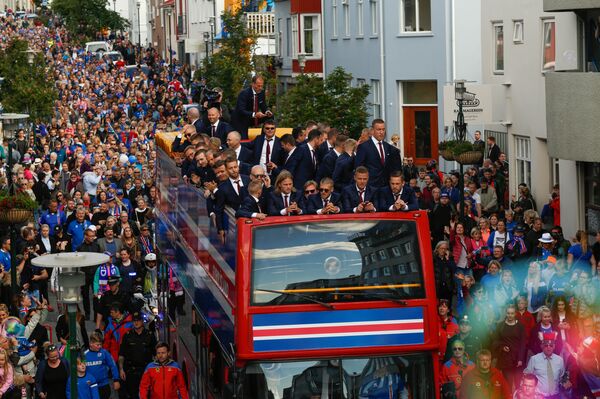 Icelandic soccer fans celebrate as their national team comes home to a hero's welcome from the Euro 2016 soccer championships, in Reykjavik, Iceland, Monday July 4, 2016 - Sputnik International