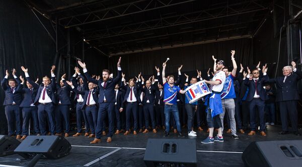 The Iceland national football team celebrates during a welcoming ceremony in Reykjavik on July 4, 2016 after they lost against France during the the Euro 2016 quarter-final football match between France and Iceland the day before - Sputnik International