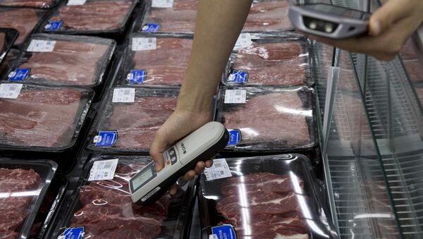 Worker measures the temperature of beef on display at a Sam's Club in Shenzhen, China (File) - Sputnik International