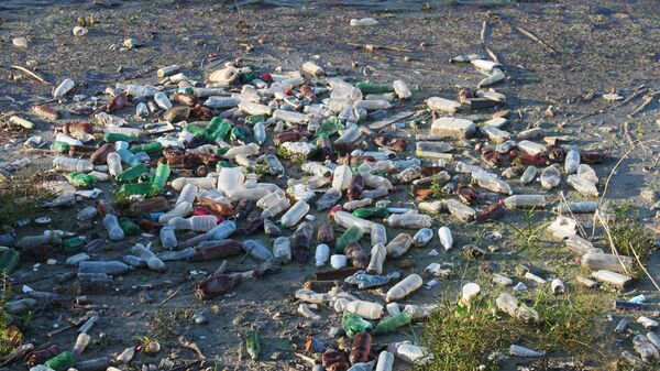 Plastic Trash Floating on the River, Water Pollution - Sputnik International