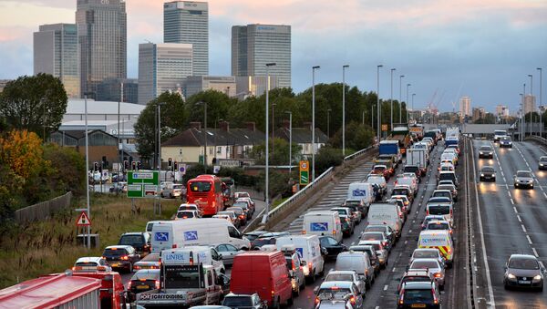 Traffic queues on a main route into London by the towers of London's financial district Canary Wharf (File) - Sputnik International
