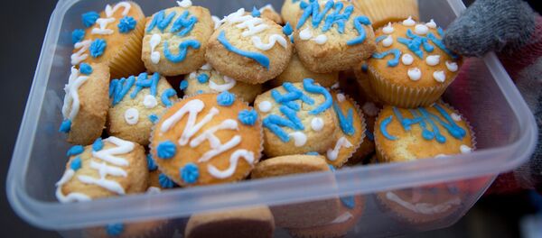 A demonstrator holds a tupperware of cakes with NHS (National Health Service) written on them outside Maudsley Hospital during a 24-hour strike by junior doctors over pay and conditions in London on February 10, 2016. A demonstrator holds a tupperware of cakes with NHS (National Health Service) written on them outside Maudsley Hospital during a 24-hour strike by junior doctors over pay and conditions in London on February 10, 2016. - Sputnik International