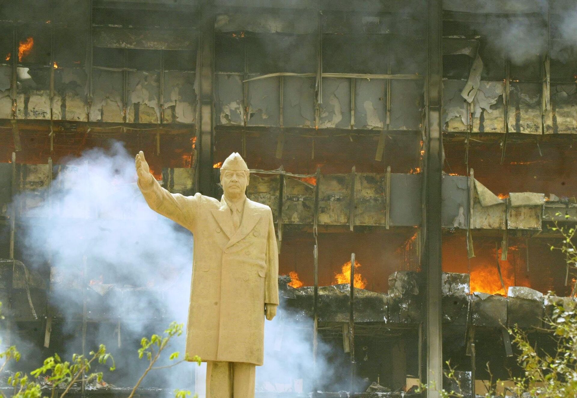 A statue of Iraqi President Saddam Hussein in front of building of the Iraqi Olympic Committee 09 April 2003. The US tanks and troops poured into the heart of Baghdad as the Iraqi leader's regime collapsed after a blistering three-week onslaught. - Sputnik International, 1920, 22.03.2022