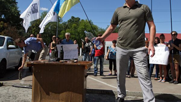 Participants of a protest rally against the halting of import of Ukrainian goods to Russia in front of the Embassy of the Russian Federation in Kiev - Sputnik International