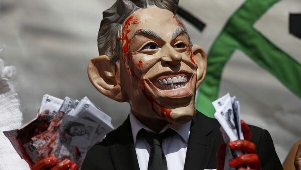 A demonstrator wearing a mask to impersonate Tony Blair holds bundles of fake money during a protest before the release of the John Chilcot report into the Iraq war, at the Queen Elizabeth II centre in London, Britain July 6, 2016 - Sputnik International