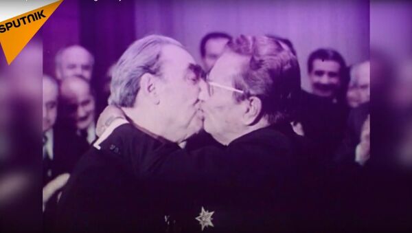 'The Triple Brezhnev': A Legendary Kiss - Sputnik International