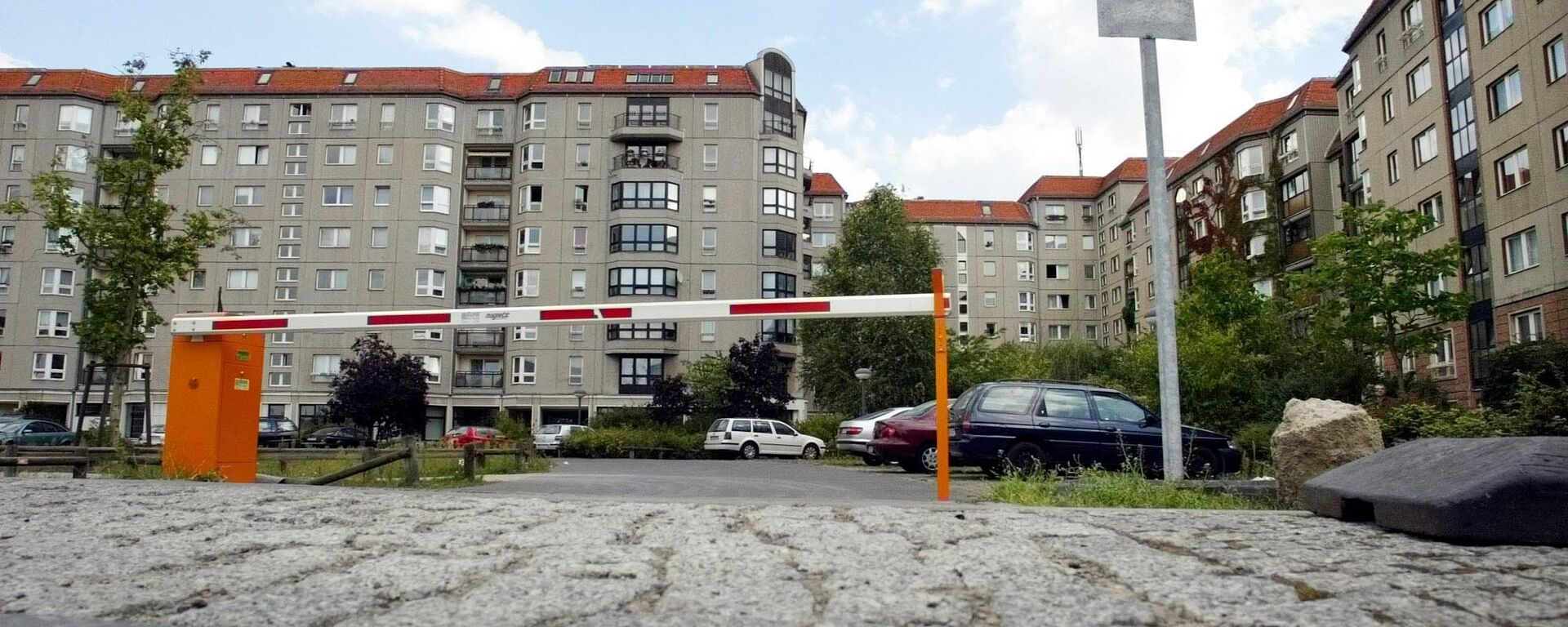 A parking lot and housing area in the German capital Berlin is seen on Tuesday, Sept. 14, 2004. Nothing on this parking area in the city's center reminds a viewer of former German Nazi-leader Adolf Hitler's bunker which was located here and the bunker's exit, where Hitler and his wife Eva were burned by aides after committing suicide. After WW II, East Germany built up a housing area on the site of the bunker. - Sputnik International, 1920, 22.10.2021