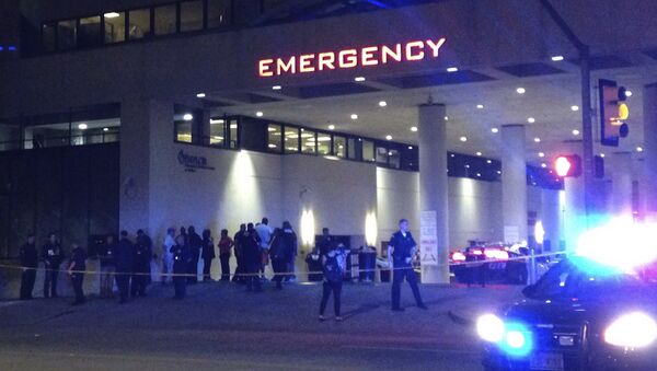 Police and others gather at the emergency entrance to Baylor Medical Center in Dallas, where several police officers were taken after shootings Thursday, July 7, 2016. - Sputnik International
