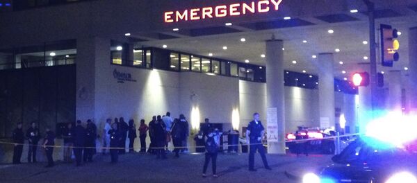 Police and others gather at the emergency entrance to Baylor Medical Center in Dallas, where several police officers were taken after shootings Thursday, July 7, 2016. - Sputnik International
