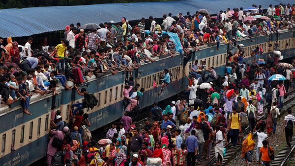 Overcrowded passenger train at a railway station in Dhaka, Bangladesh - Sputnik International