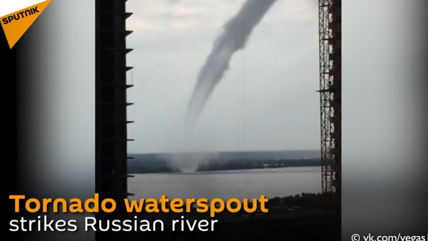 Unbelievable Twister Hits Russian Surgut - Sputnik International