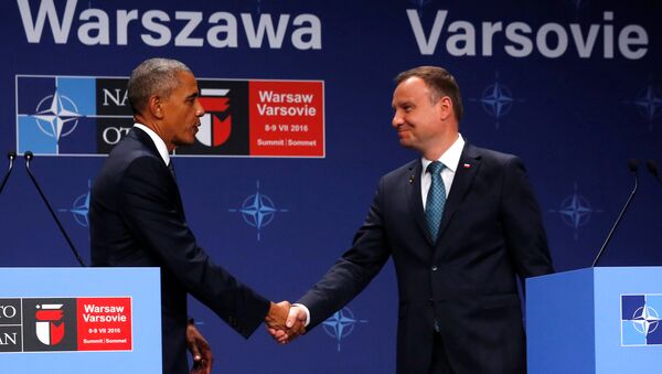 U.S. President Barack Obama and Poland's President Andrzej Duda shake hands after remarks to reporters after their meeting at the NATO Summit in Warsaw, Poland July 8, 2016. - Sputnik International