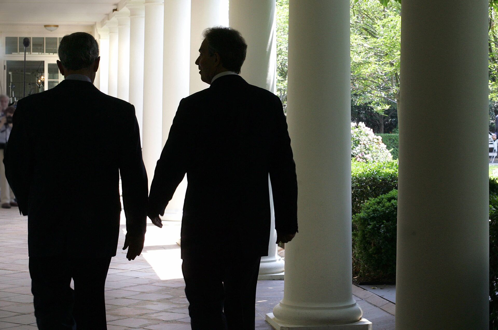 George W. Bush (L) walks with Tony Blair - Sputnik International, 1920, 09.01.2022