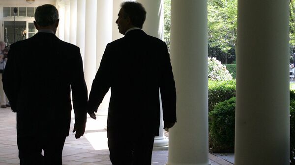 George W. Bush (L) walks with Tony Blair - Sputnik International