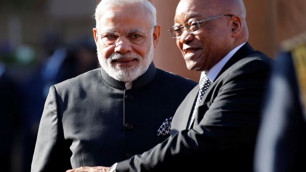 South Africa's President Jacob Zuma gestures next to India's Prime Minister Narendra Modi (L) during his state visit at the Union Buildings in Pretoria, South Africa July 8, 2016. - Sputnik International