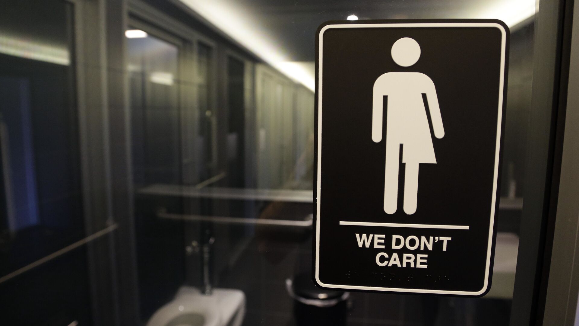 This Thursday, May 12, 2016, file photo, shows signage outside a restroom at 21c Museum Hotel in Durham, N.C. North Carolina is in a legal battle over a state law that requires transgender people to use the public restroom matching the sex on their birth certificate. - Sputnik International, 1920, 27.05.2022