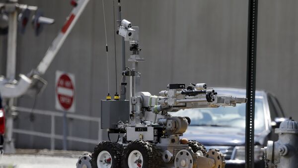 An Atlanta Police robot loads a possible Civil-War era cannonball into an explosives containment vehicle. - Sputnik International