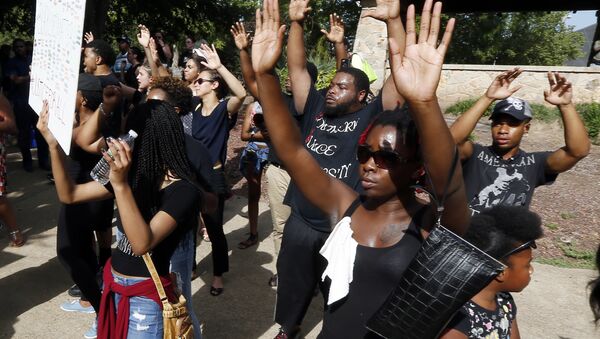 People march holding their hands in the air in protest as they walk through Smith Park in downtown Jackson, Miss., Friday afternoon, July 8, 2016. - Sputnik International