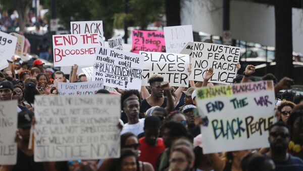 Demonstrators march through downtown Atlanta to protest the shootings of two black men by police officers, Friday, July 8, 2016. - Sputnik International