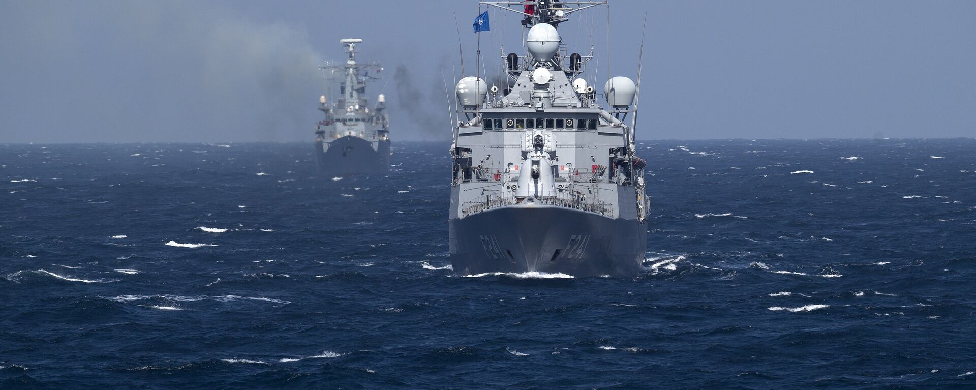  Turkish NATO warship TCG Turgutreis, foreground, maneuvers on the Black Sea after leaving the port of Constanta, Romania, Monday, March 16, 2015. - Sputnik International, 1920, 08.01.2025