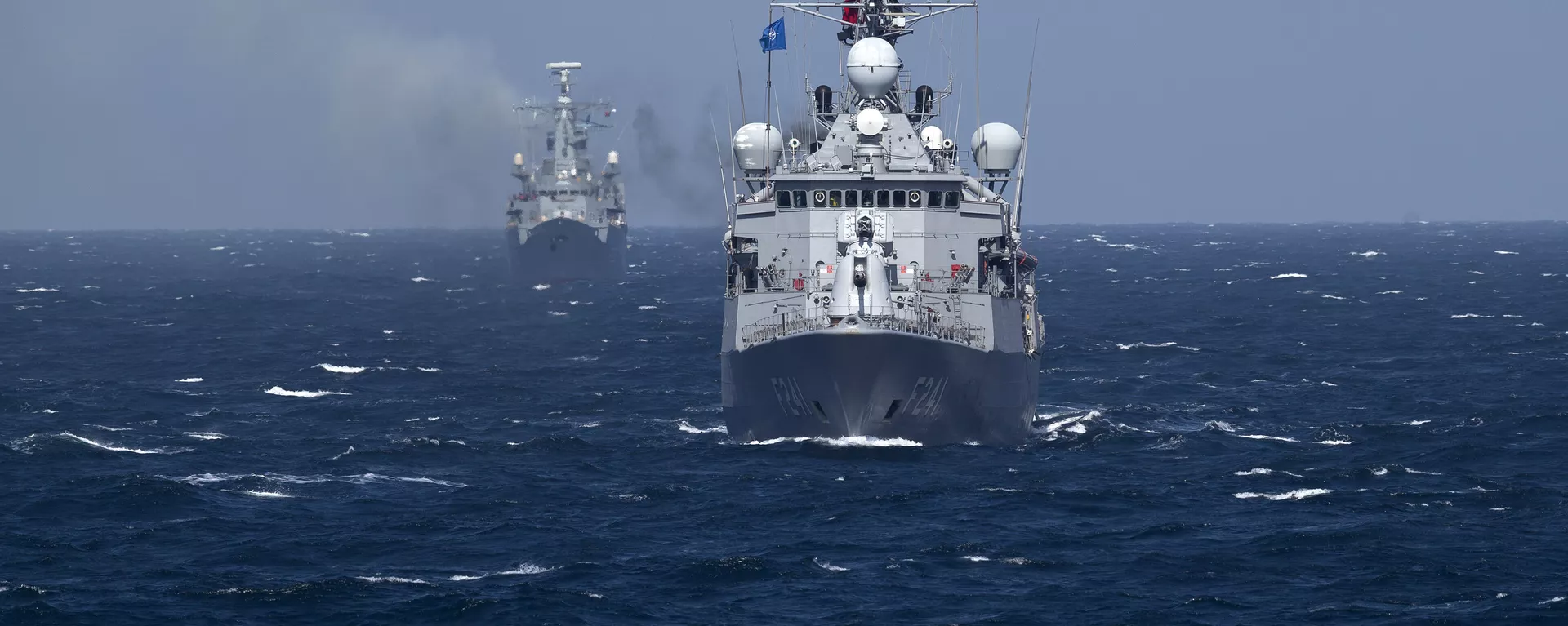  Turkish NATO warship TCG Turgutreis, foreground, maneuvers on the Black Sea after leaving the port of Constanta, Romania, Monday, March 16, 2015. - Sputnik International, 1920, 08.01.2025