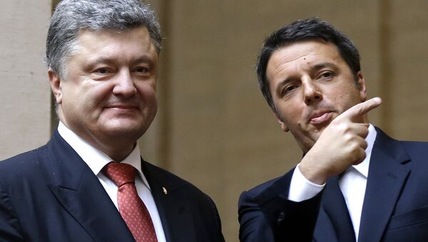 Italian President Matteo Renzi, right, meets with Ukrainian President Petro Poroshenko. - Sputnik International