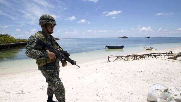 A Filipino soldier patrols at the shore of Pagasa island (Thitu Island) in the Spratly group of islands in the South China Sea, west of Palawan, Philippines, May 11, 2015. - Sputnik International