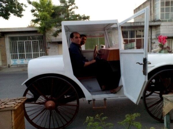 Iranian poet Reza Mabini Dehkordi has built a bizarre-looking car - Sputnik International
